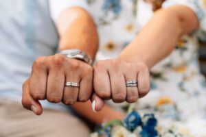 how much to spend on an engagement ring uk